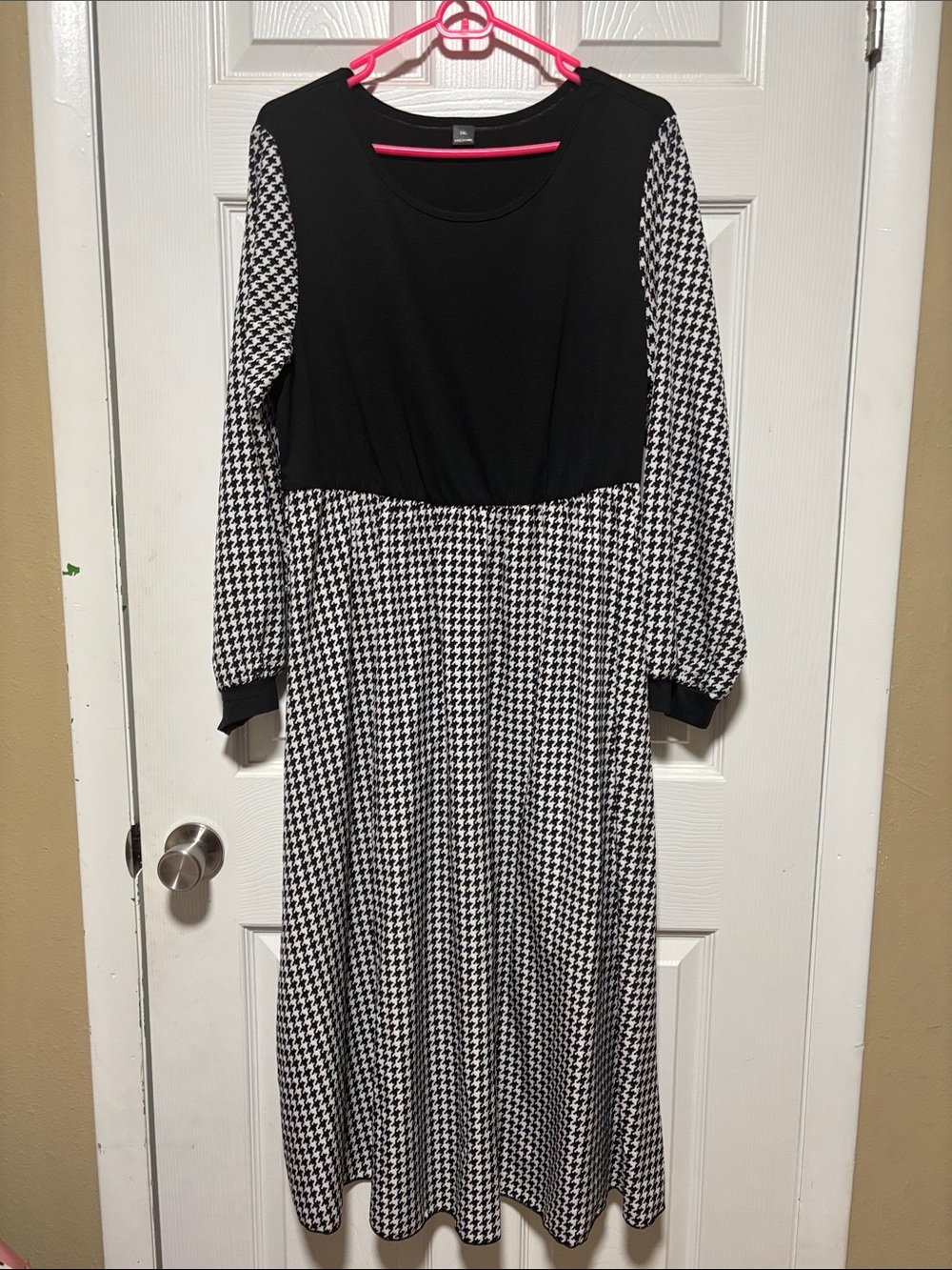 Source Unknown Black & White Houndstooth Long Sleeve Midi Dress